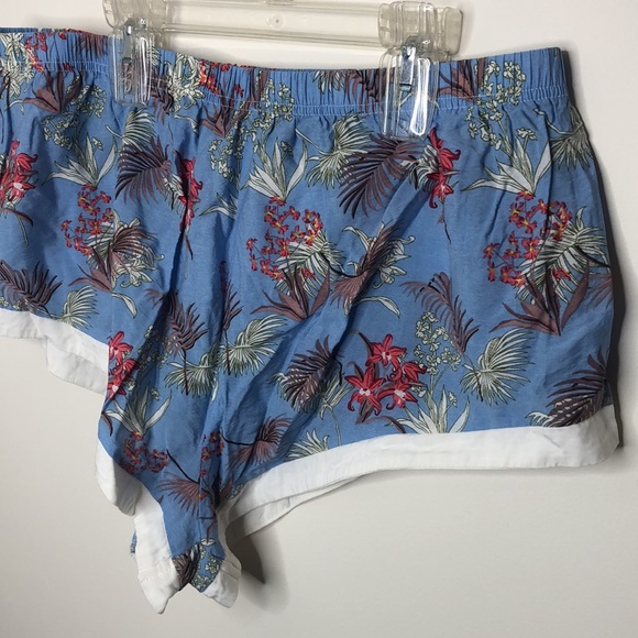 Women’s Unknown Brand Flower Design Shorts - Picture 2 of 4